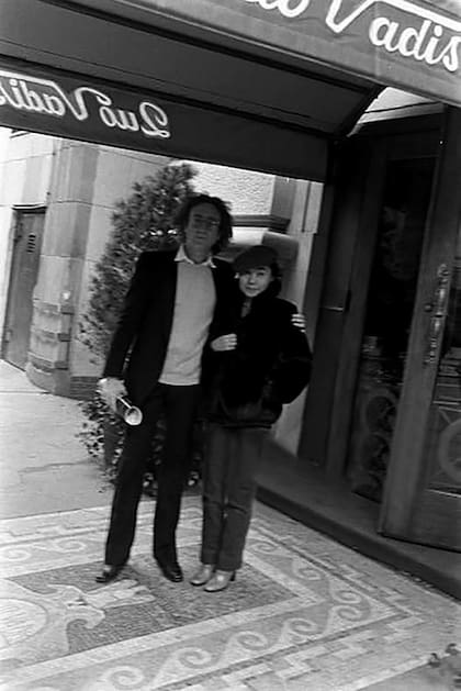 John Lennon y Yoko Ono en la puerta del célebre restaurante