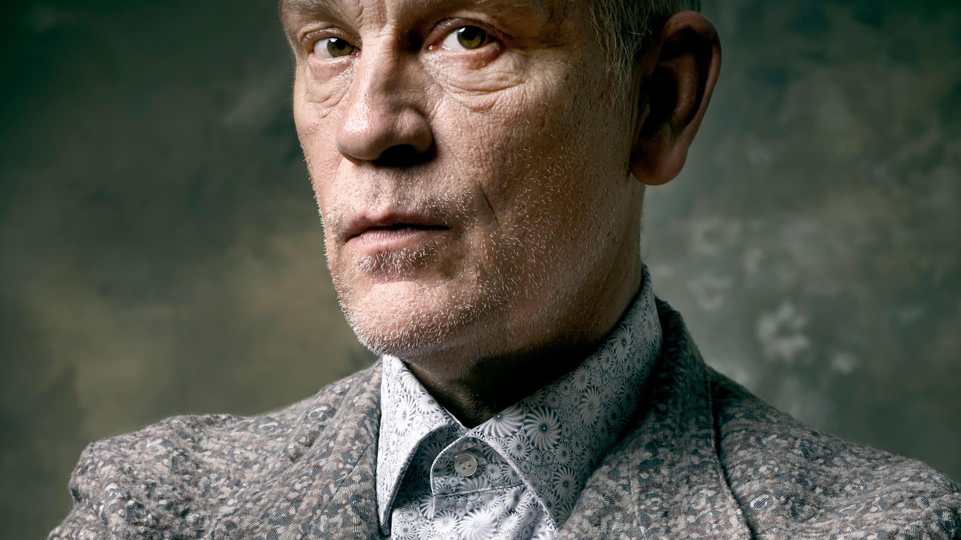 John Malkovich: "El arte suele explorar la oscuridad, sus orígenes, su profundidad y sus diversos colores"