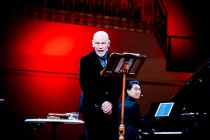 John Malkovich en El crítico musical, un espectáculo humorístico que se emitió en Film&Arts