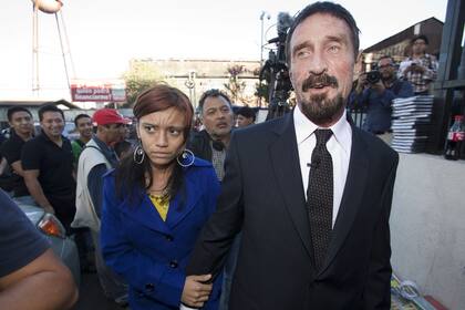 John McAfee, acompañado por su novia Sam, tras la conferencia de prensa que brindó frente al edificio de la Corte Suprema de Guatemala