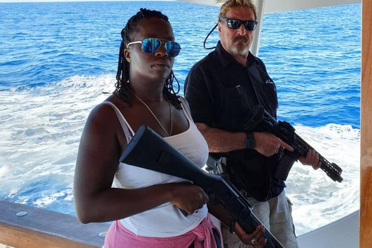 John McAfee posteó hace un par de años esta foto junto a su esposa en Twitter, aparentemente tras salir de Cuba