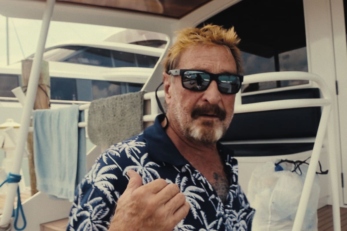 John McAfee se suicidó en una cárcel catalana en 2021, después de varios meses de estar encerrado, y sabiendo que sería extraditado a Estados Unidos, donde se lo juzgaría por evasión de impuestos