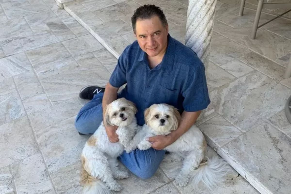 John Mendola hizo clonar a su antigua perra para producir estas dos réplicas genéticamente idénticas