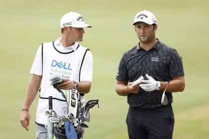 John Rahm, junto con su caddie
