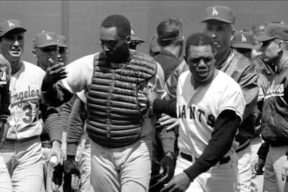 John Roseboro tuvo que recibir varios puntos en su cabeza luego del golpe de Marichal