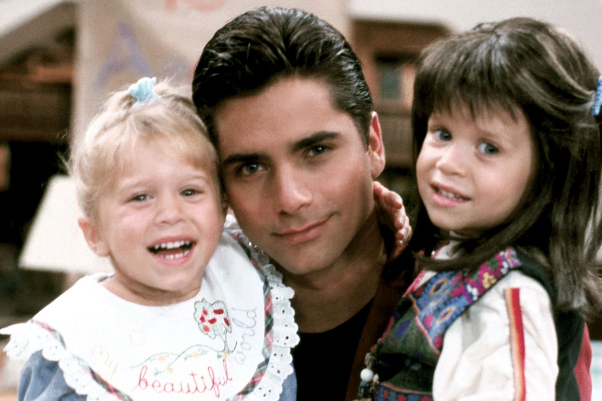 John Stamos junto a las hermanas Olsen, en una escena de la serie Tres por tres