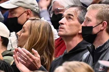 John Stockton está sin barbijo en la platea del estadio de los Bulldogs de la Universidad de Gonzaga, una actitud que le valió ser vetado de la asistencia a los juegos al menos por la presente temporada