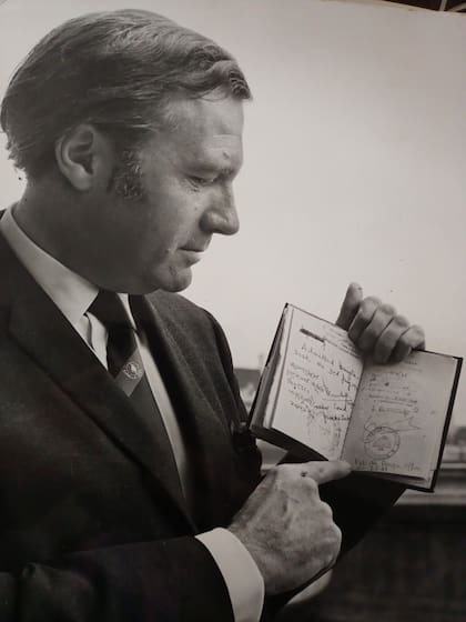 John Stonehouse con su pasaporte original