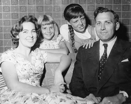 John Stonehouse junto a su primer esposa y sus hijas