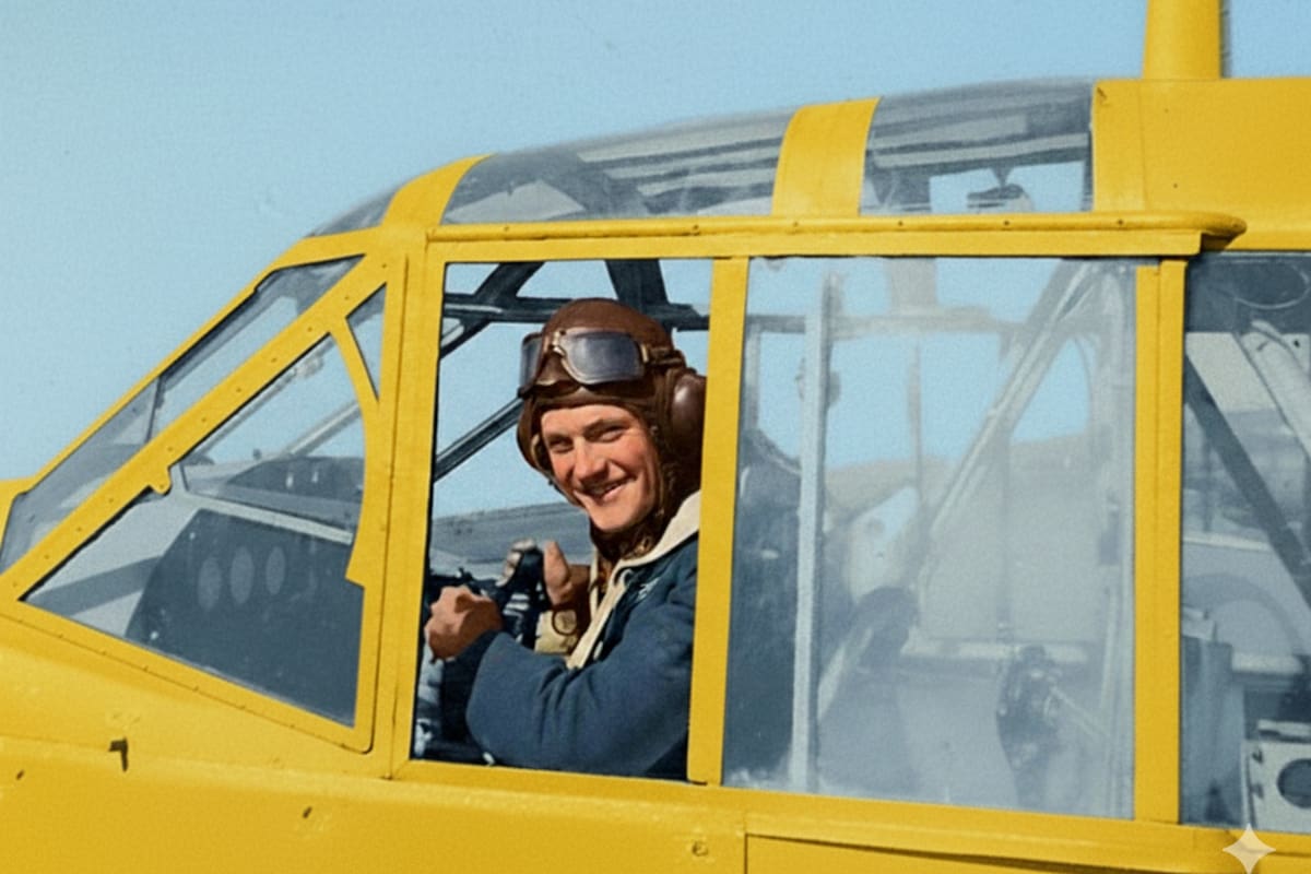 John Stower en su etapa de entrenamiento. Se lo aprecia en el puesto de comandante a bordo de un bimotor Avro Anson utilizado para realizar vuelos de adiestramiento. (Cortesía de Patrick Wilson).