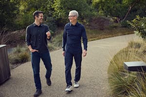 John Ternus (izquierda) reemplazará a Tim Cook en Apple a partir del 1° de septiembre