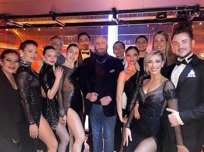 John Travolta disfrutó de un show de tango y posó con los artistas