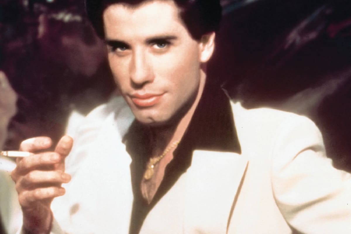 John Travolta en Fiebre de sábado por la noche; el célebre traje blanco con el que Tony Manero brillaba en la pista será subastado en Los Ángeles, California