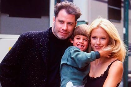 John Travolta junto con quien fuera su mujer por casi tres décadas, Kelly Preston, y el primogénito de ambos, Jett, fallecido en 2009: “No pasa un día sin que estés conmigo”