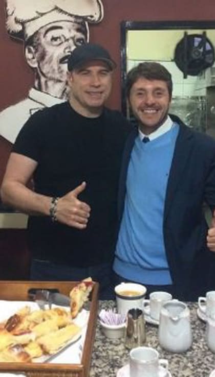 John Travolta junto a uno de los dueños de la panadería de Castelar