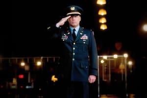 John Travolta se mete en la piel de un investigador del Ejército de los Estados Unidos para descubrir la identidad de un asesino oculto dentro de la institución