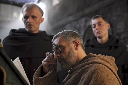 John Turturro es el protagonista de esta producción francoitaliana que adapta la célebre novela de Umberto Eco