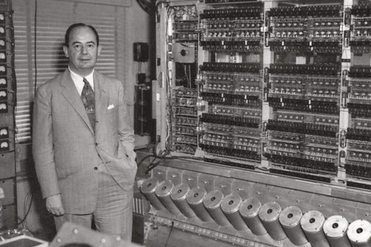 John von Neumann, el padre de la teoría de juegos, junto a la computadora Maniac