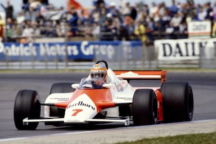 John Watson rumbo al triunfo en el GP de Gran Bretaña de1981 al comando del McLaren MP4/1, el primer auto de fibra de carbono en ganar en la F1