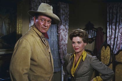 John Wayne y la bellísima Angie Dickinson, dos de los protagonistas de Rio Bravo