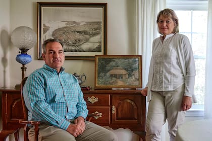 John y Katherine Mathews con la acuarela de Edmund Walpole Brooke, el pintor que pasó tiempo con Van Gogh en las semanas previas al suicidio