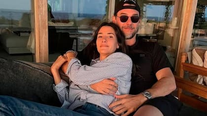 Johnathan Andic junto a su pareja