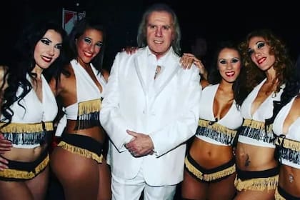 Johnny Allon, rodeado por sus bailarinas