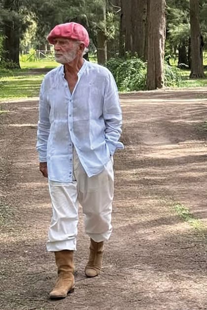 Johnny Cahen d’ Anvers, con pilcha campera: boina, bombachas de campo y botas de gamuza.