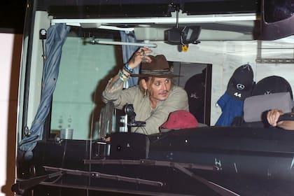 Johnny Depp a bordo del bus que utiliza durante s gira por Alemania junto a Jeff Beck