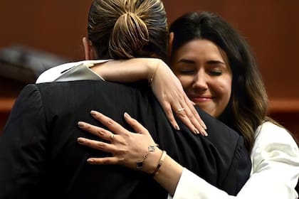 Johnny Depp abrazado por su abogada, Camille Vásquez
