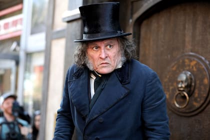 Johnny Depp, como Scrooge