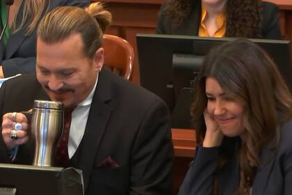 Johnny Depp con Camille Vasquez, una de las abogadas del bufete
Brown Rudnick que representa al actor (Foto: Twitter/@deppbrazilfc)