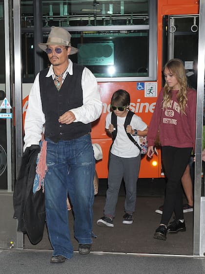 Johnny Depp con sus hijos Jack y Lily en el Aeropuerto Internacional de Narita, en Japón, en julio de 2013