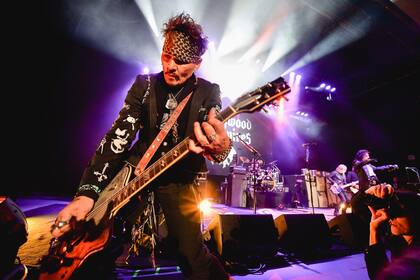 Johnny Depp con la banda Hollywood Vampires en una presentación en Los Ángeles