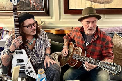 Johnny Depp en el estudio de grabación de Jorge "Corcho" Rodríguez