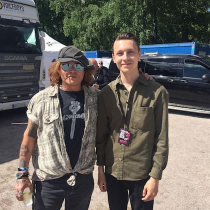 Johnny Depp junto a un fan durante el Festival de Blues de Helsinki, Finlandia (Crédito: Instagram/@ronivartiainen)