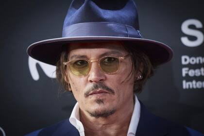 Johnny Depp se distrajo del juicio tocando la guitarra