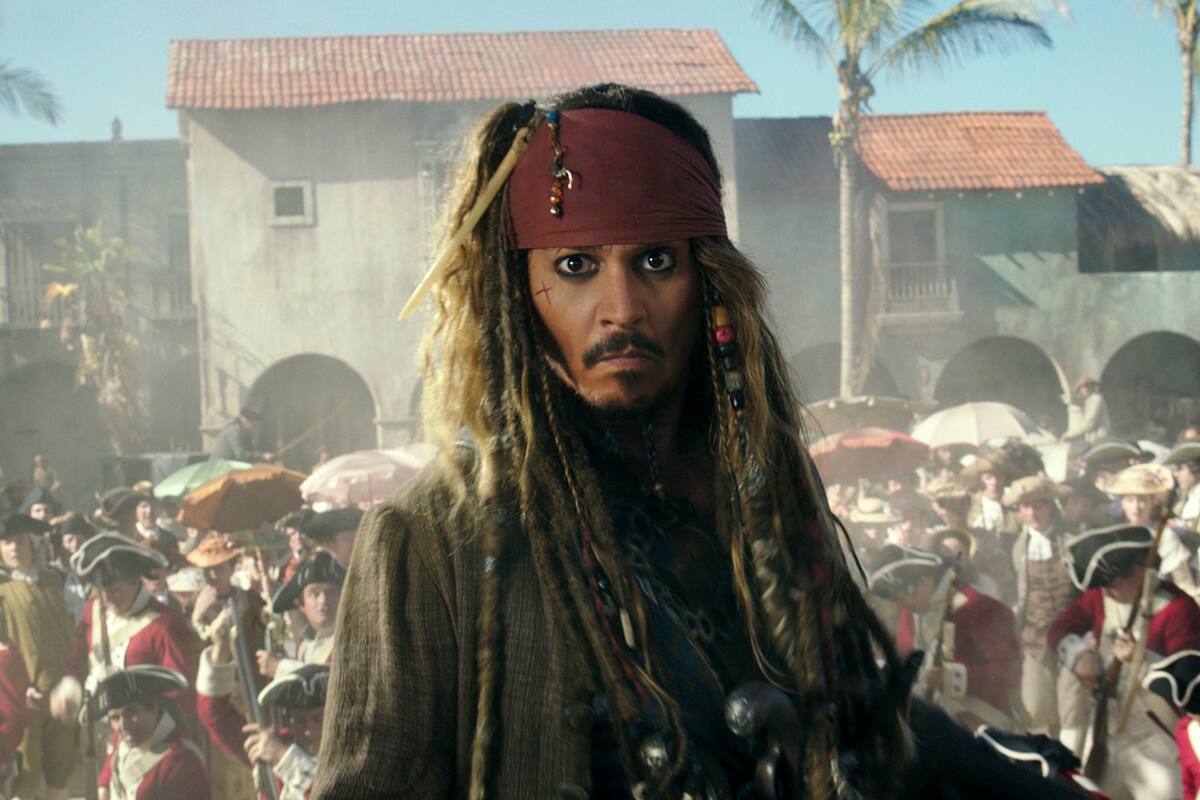 Johnny Depp retrata a Jack Sparrow en una escena de "Piratas del Caribe: Los hombres muertos no cuentan cuentos".