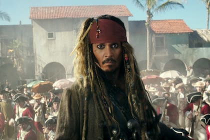 Johnny Depp retrata a Jack Sparrow en una escena de "Piratas del Caribe: Los hombres muertos no cuentan cuentos".