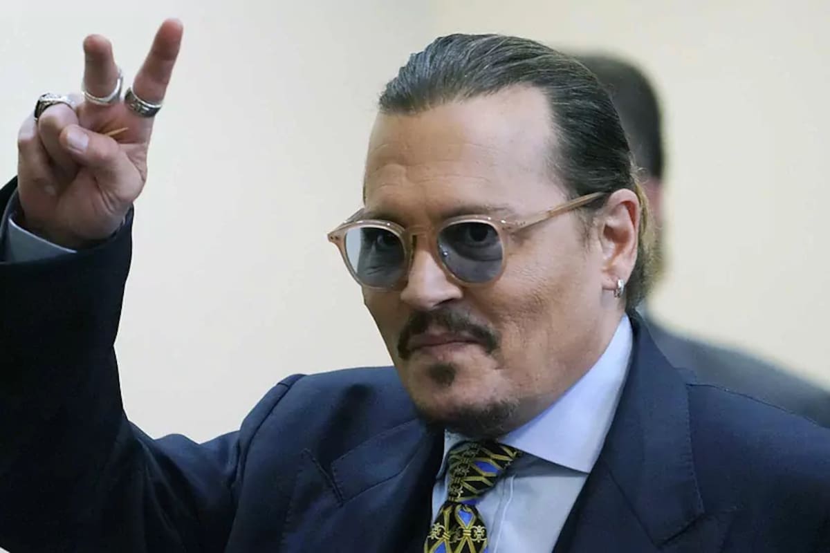 Johnny Depp saludando a sus fanáticos tras una de las audiencias. Fuente: (Marca)