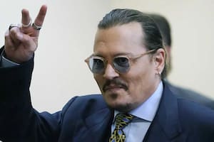 Johnny Depp saludando a sus fanáticos tras una de las audiencias. Fuente: (Marca)