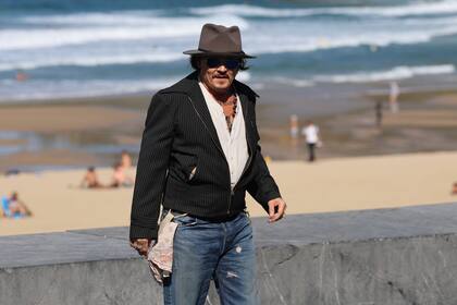 Johnny Depp se calzó el traje de director y desembarcó en el Festival de San Sebastián para presentar una película sobre Modigliani. Con su desembarco en la ciudad costera de España, Depp continúa con su rehabilitación en el mundo del cine tras ganar un juicio por difamación contra su exesposa Amber Heard que lo apartó de los estudios de Hollywood
