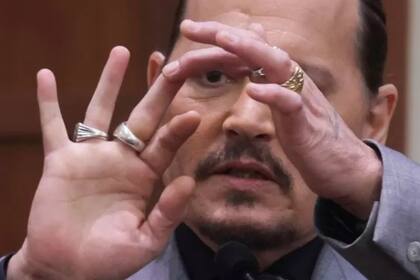 Johnny Depp señala al tribunal donde se cortó el dedo, una herida por la que acusa a Amber Heard
