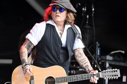 Johnny Depp, sin barba y bigote en el Festival de Blues en Helsinki (Crédito: AFP)