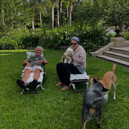 Johnny Depp, su terapeuta Beechy Colclough y Copito, el fiel compañero de Lozano