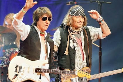 Johnny Depp también apareció con Jeff Beck en el Royal Albert Hall de Londres a principios de esta semana