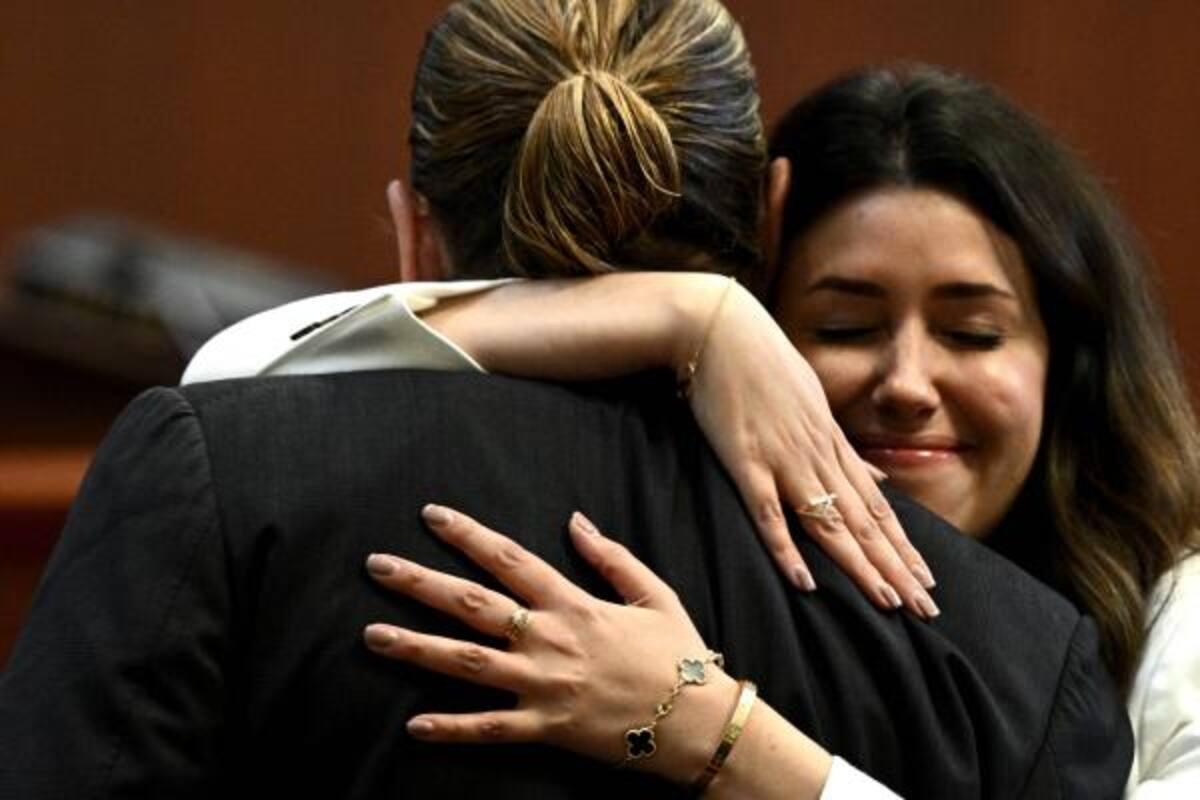 Johnny Depp y Camille Vásquez se convirtieron en buenos amigos desde que se conocieron. Foto: Brendan Smialowski / EFE