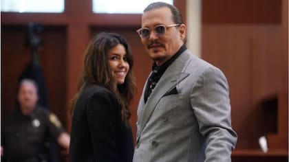Johnny Depp y Camille Vasquez, su abogada que se convirtió en la “inesperada coprotagonista” del juicio.
