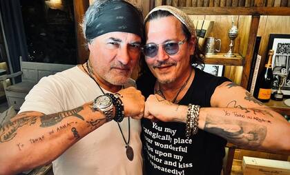 Johnny Depp y Jorge "Corcho" Rodríguez durante la visita del actor a Uruguay y Argentina a principios de año