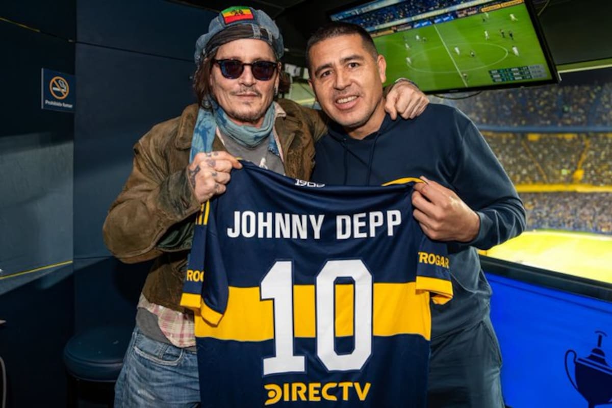 Johnny Depp y Juan Román Riquelme posaron para una foto en La Bombonera en el marco del partido que disputo el equipo de La Boca frente a Tigre